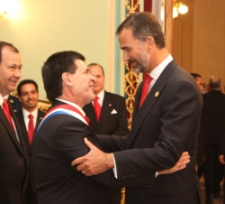 Don Felipe saluda al nuevo Presidente de la República del Paraguay, Horacio Cartes, tras tomar posesión de su cargo